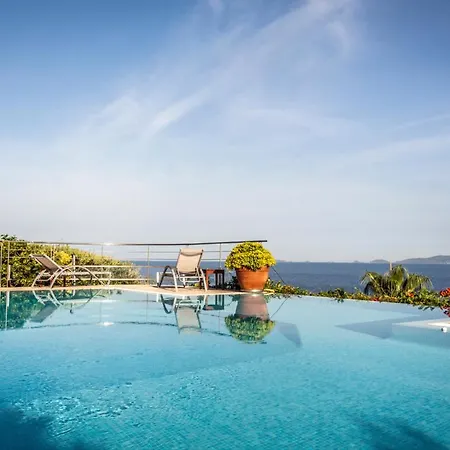 Sleeps 13 Pool Air Con Wifi