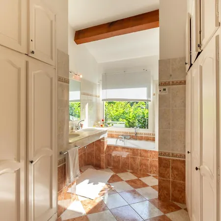 Sleeps 13 Pool Air Con Wifi Verghia